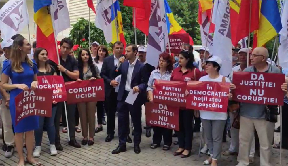 Platforma DA și-a lansat angajamentele în justiție la un protest în fața Curții de Apel